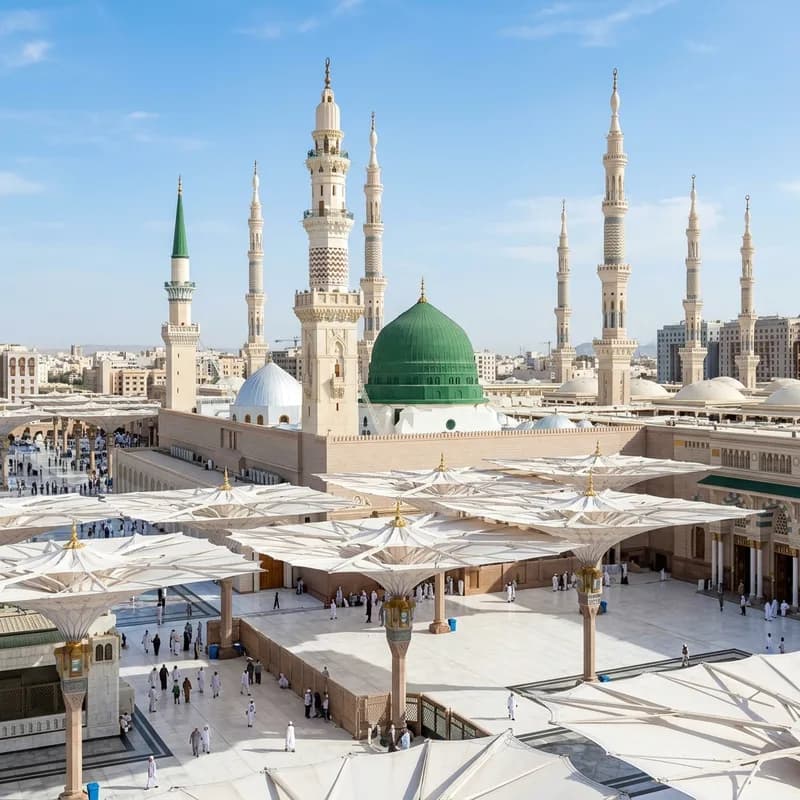Jamaah umroh sedang beribadah dan berziarah di Masjid Quba Madinah